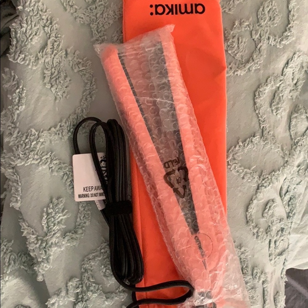 Amika straightener